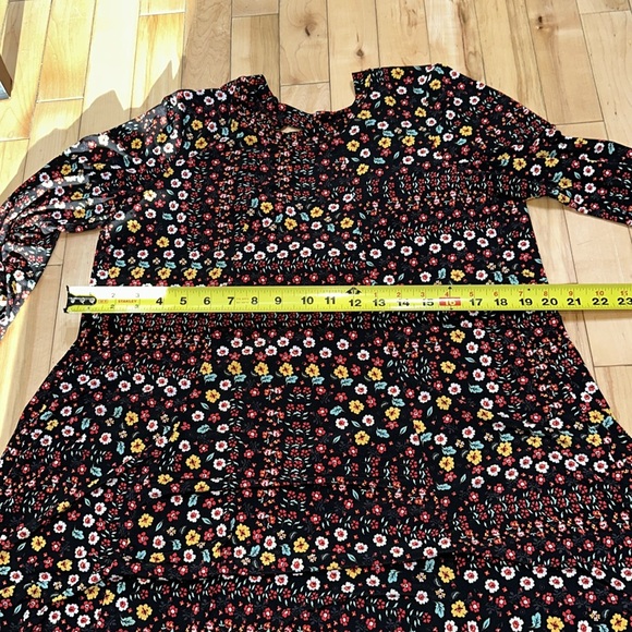 BCBGeneration Stretchy Floral Dress - Picture 7 of 8